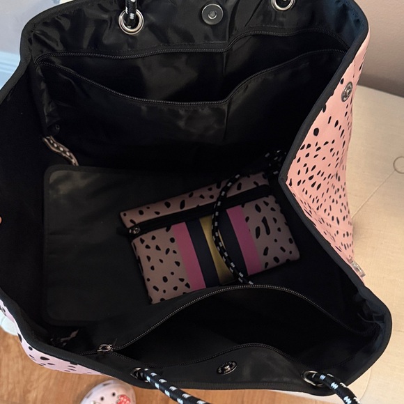 Stylish Pink and Black Tote Bag - Picture 10 of 11